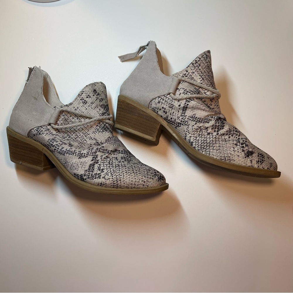 Very G Gray Snakeskin Pattern Canvas Bootie Boots Shoes 9.5